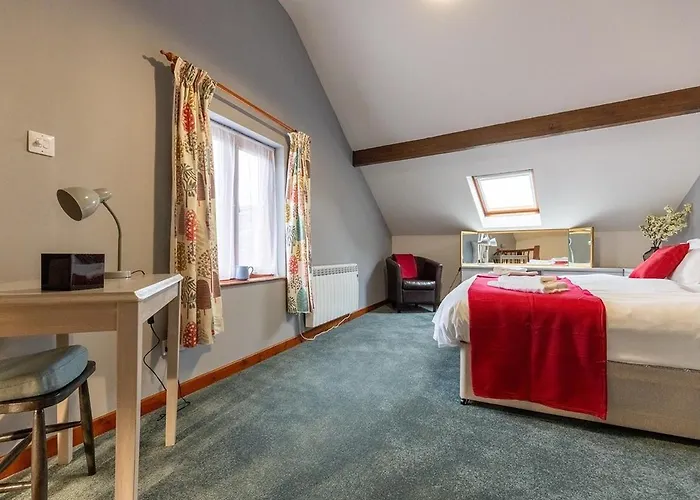 Katherines Court - Spacious Apartment With Rolling Hill Views