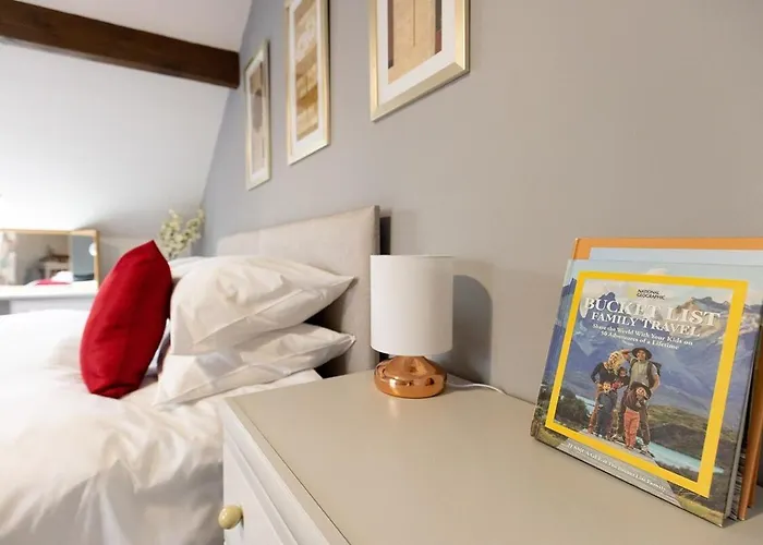 Katherines Court - Spacious Apartment With Rolling Hill Views