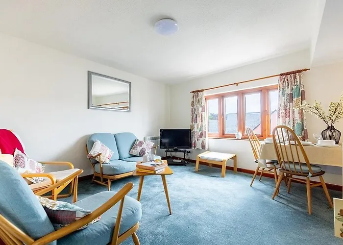 Katherines Court - Spacious Apartment With Rolling Hill Views
