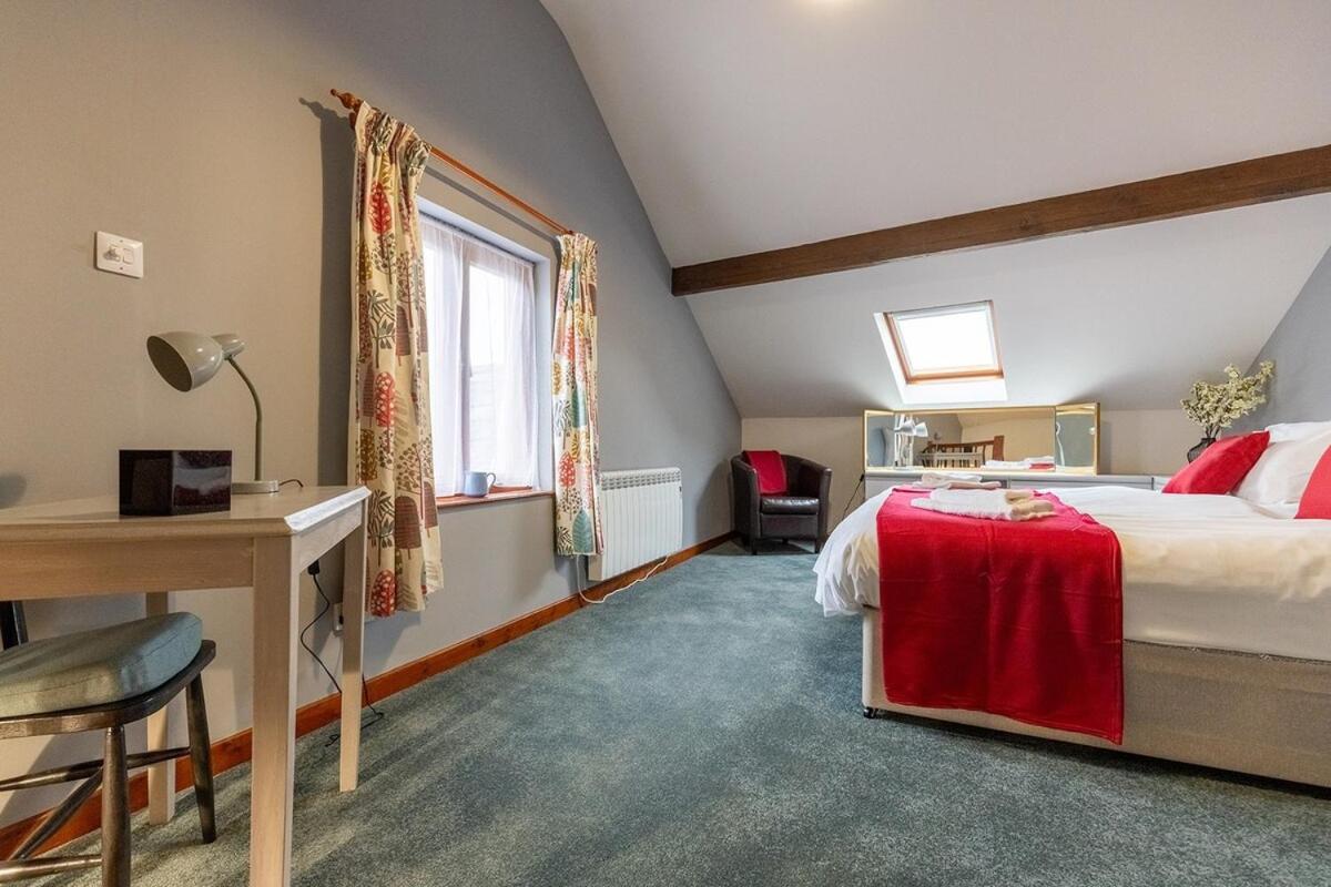 Katherines Court - Spacious With Rolling Hill Views