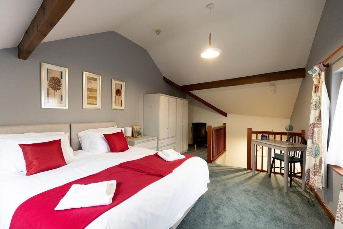 Katherines Court - Spacious With Rolling Hill Views *
