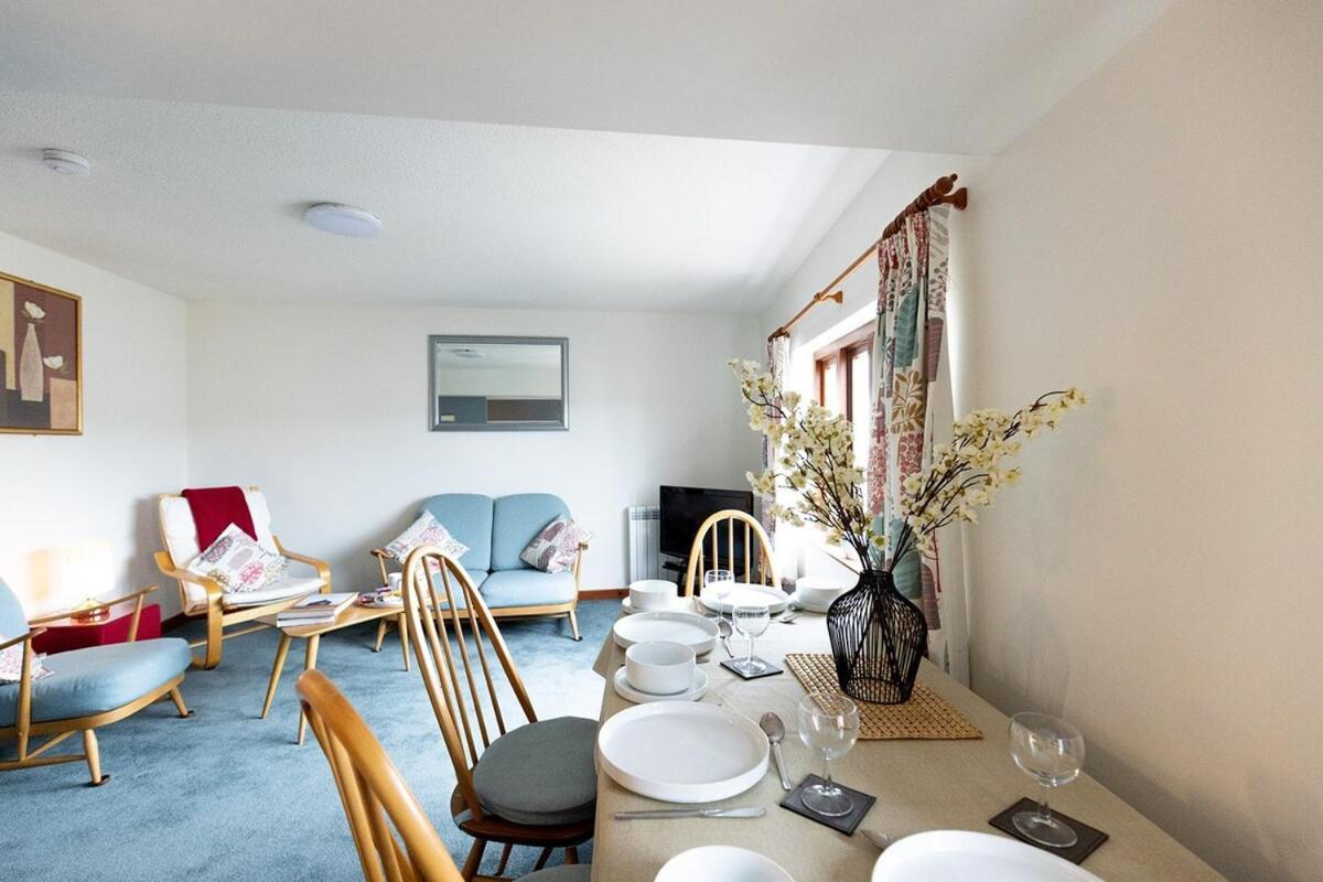 Katherines Court - Spacious With Rolling Hill Views Apartment *