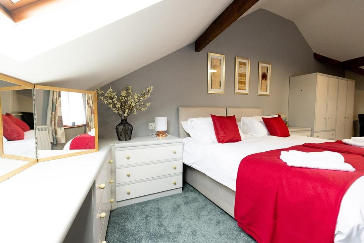 Katherines Court - Spacious With Rolling Hill Views *