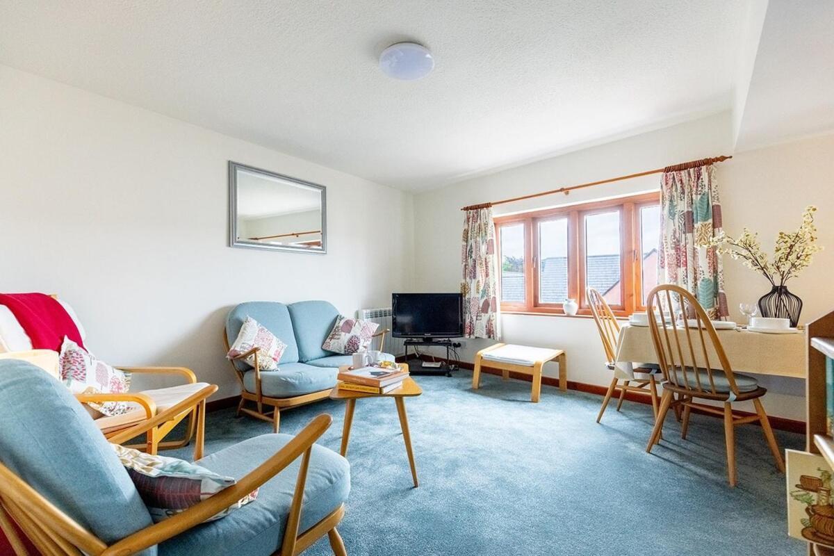 Katherines Court - Spacious With Rolling Hill Views Apartment