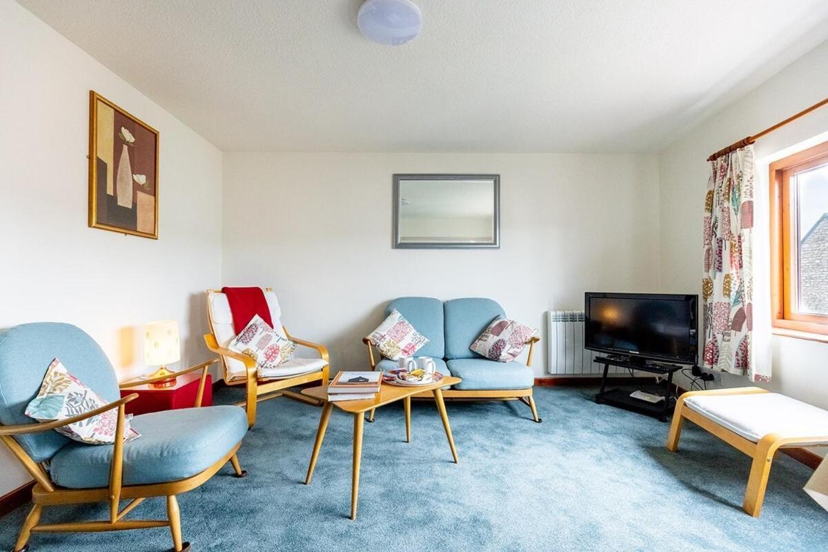 Katherines Court - Spacious With Rolling Hill Views Apartment *